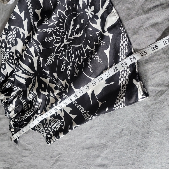 The Limited Keyhole Sleeveless Halter Like Tank - Picture 7 of 13